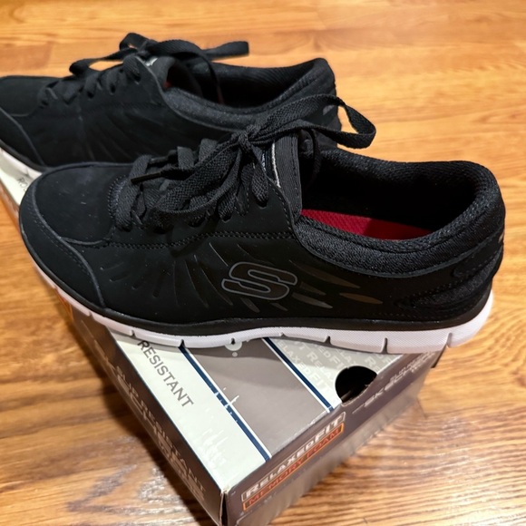 🎁Skechers Stacey Black and White Slip Resistant Sole Work Sneakers size 6 - Picture 2 of 7